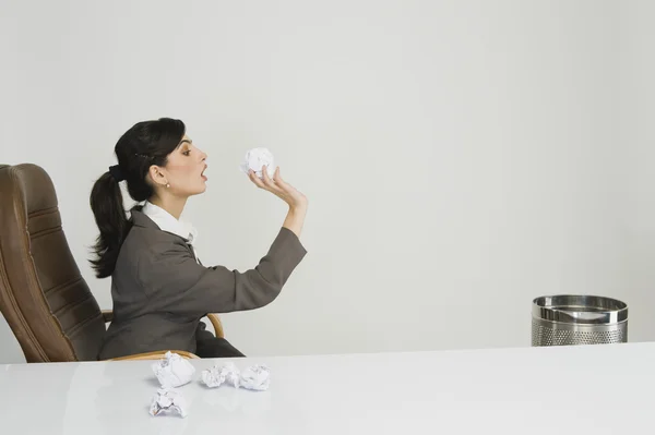 Empresária jogando papel amassado — Fotografia de Stock