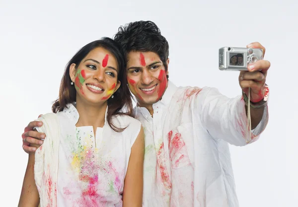 Couple taking a picture of themselves — Stock Photo, Image