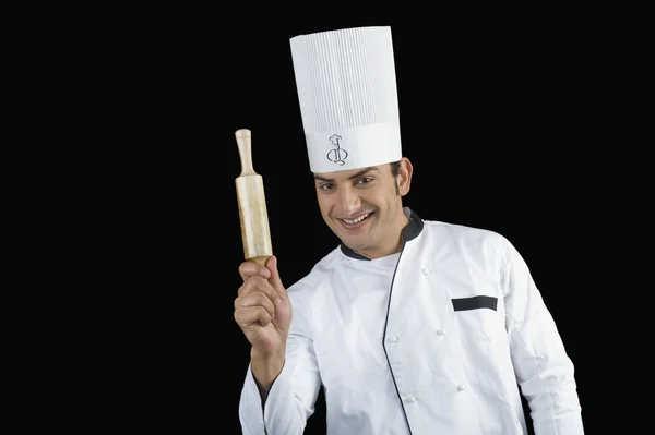 Retrato de un chef sosteniendo un rodillo — Foto de Stock