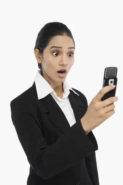Geschäftsfrau schaut aufs Handy — Stockfoto