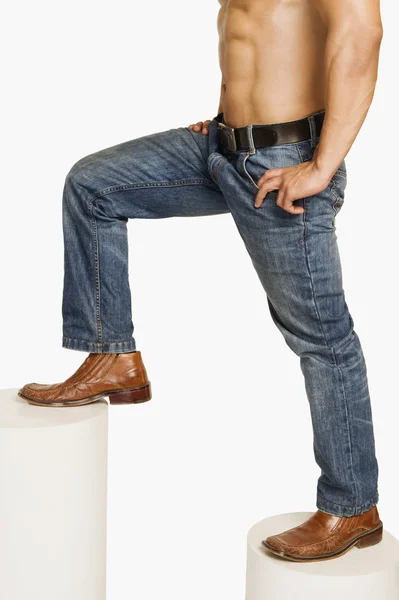 Man in spijkerbroek klimmen stappen — Stockfoto