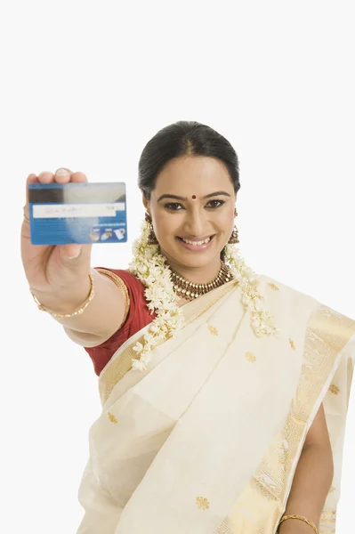 Donna che mostra una carta di credito — Foto Stock