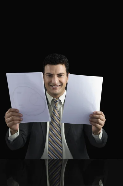 Бизнесмен с двумя документами — стоковое фото