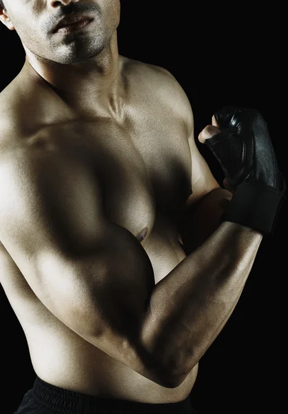 그의 팔 뚝을 보여주는 근육 남자 — 스톡 사진