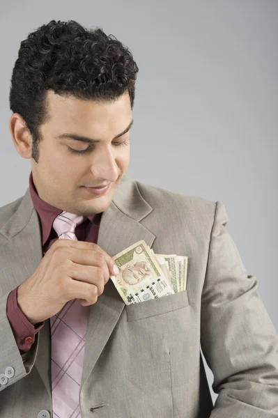 Businessman with Indian five hundred rupee banknotes in his pocket — Stock Photo, Image