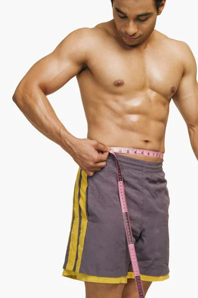 Man measuring his waist — Stock Photo, Image