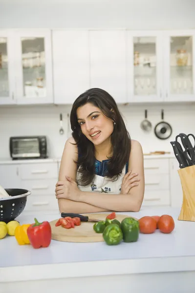 Woman leaning on a kitchen counter — Stock Photo, Image