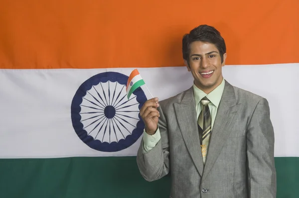 Hombre sosteniendo bandera india — Foto de Stock