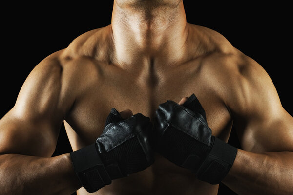 Мускулистый человек показывает свой пресс
