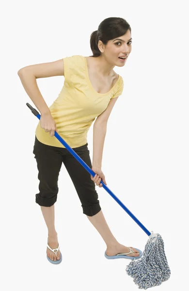 Mujer limpiando el piso con una fregona — Foto de Stock