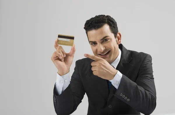 一名商人，展示一张信用卡的肖像 — 图库照片