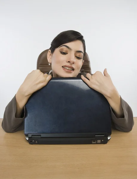 Zakenvrouw knuffelen een laptop — Stockfoto