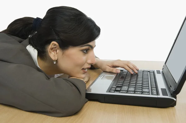 Mujer de negocios usando una computadora portátil —  Fotos de Stock