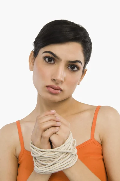 Mãos de mulher amarradas com uma corda — Fotografia de Stock