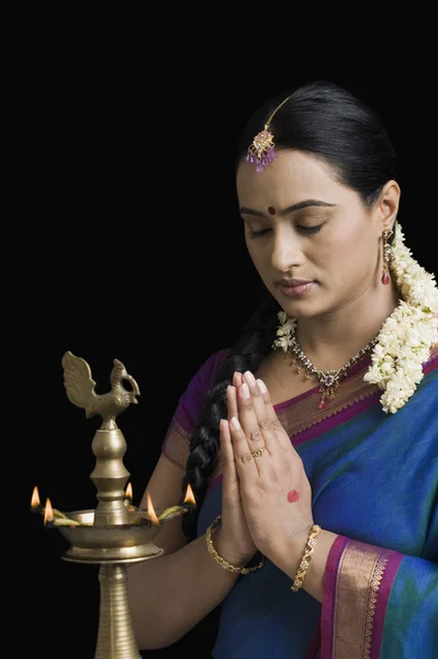 Woman praying — Stock Photo, Image