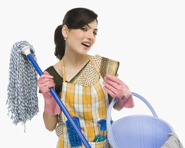 Žena držící mop a kbelík — Stock fotografie