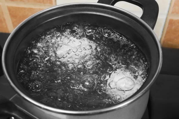 Äggen i kokande vatten — Stockfoto