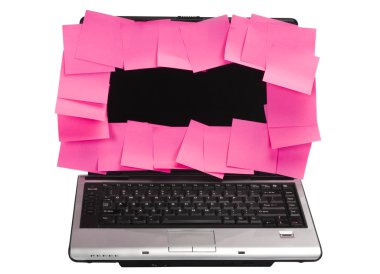 bir laptop ekranında eklenmiş yapışkanlı notlar