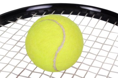 Tenis raketiyle tenis topunu yakın plan çek.