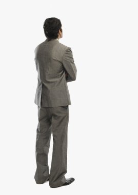 Kolları çapraz adam