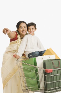 kadın ve oğlu ile bir alışveriş sepeti