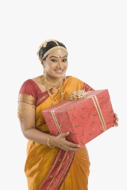 hediye tutan Hintli kadın