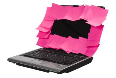 bir laptop ekranında eklenmiş yapışkanlı notlar