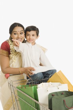 kadın ve oğlu ile bir alışveriş sepeti