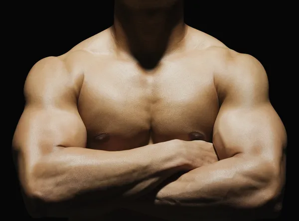 Hombre musculoso mostrando sus músculos — Foto de Stock