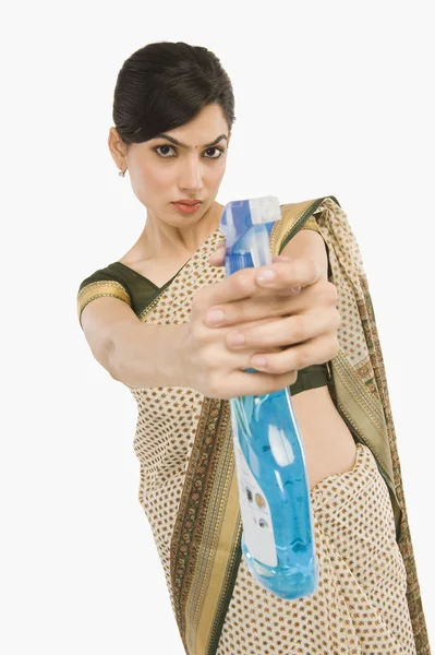 Mujer sosteniendo una botella de spray —  Fotos de Stock