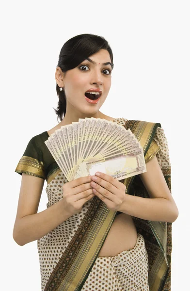 Vrouw met bankbiljetten — Stockfoto