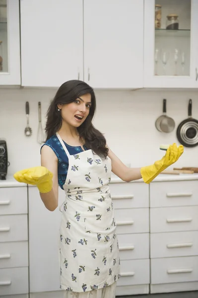 Mujer de pie en la cocina —  Fotos de Stock