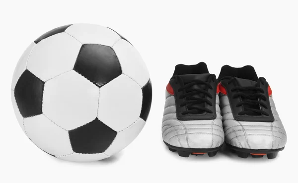 Футбольный мяч с парой обуви — стоковое фото