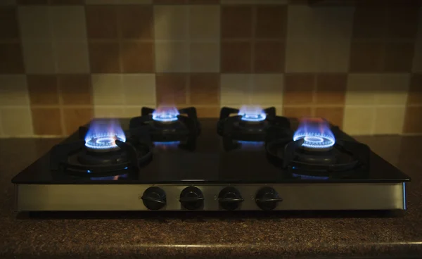 Газовая плита на кухонном столе — стоковое фото