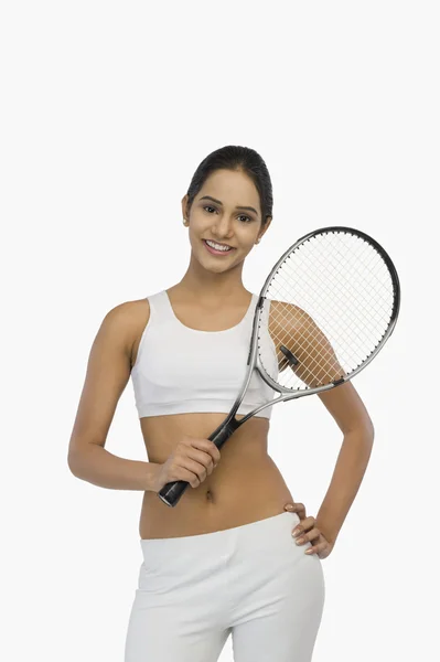 Donna che tiene una racchetta da tennis — Foto Stock