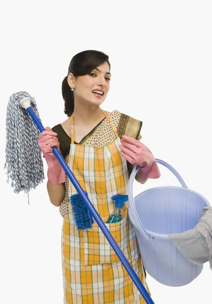 Mujer sosteniendo una fregona y un cubo — Foto de Stock