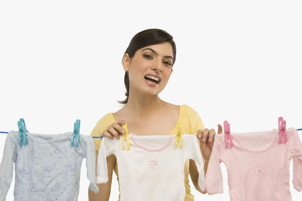 Mujer colgando ropa en un tendedero — Foto de Stock
