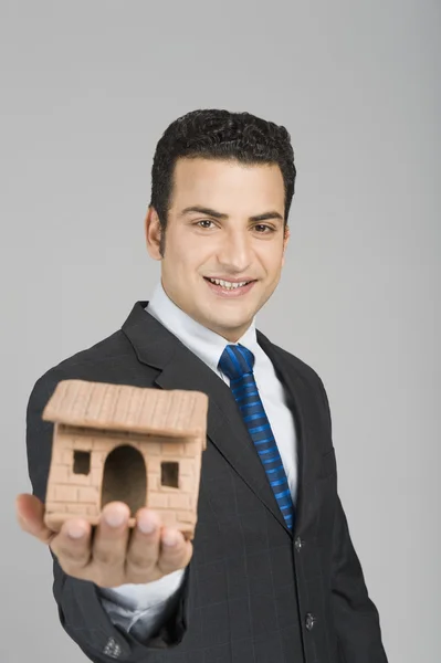 Zakenman houden een model huis — Stockfoto