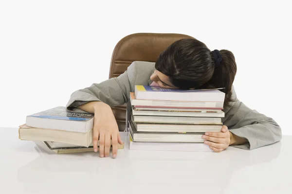 Geschäftsfrau schläft am Schreibtisch — Stockfoto