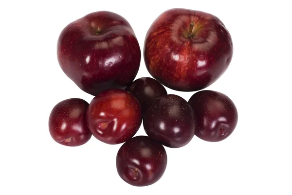 Gros plan des pommes et des prunes — Photo