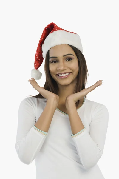 Mulher usando um chapéu de Papai Noel e sorrindo — Fotografia de Stock