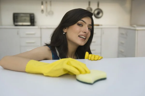 Žena čištění kuchyně — Stock fotografie