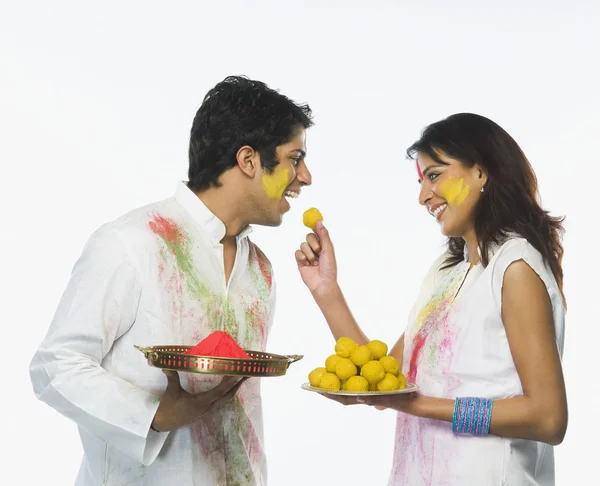 Paar feiert Holi — Stockfoto
