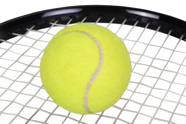 테니스 공으로 테니스 라켓을 클로즈업 한 모습 — 스톡 사진