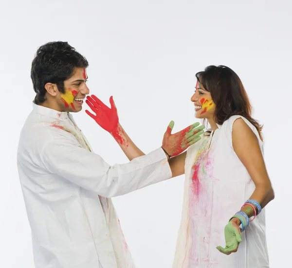 Casal celebrando Holi — Fotografia de Stock