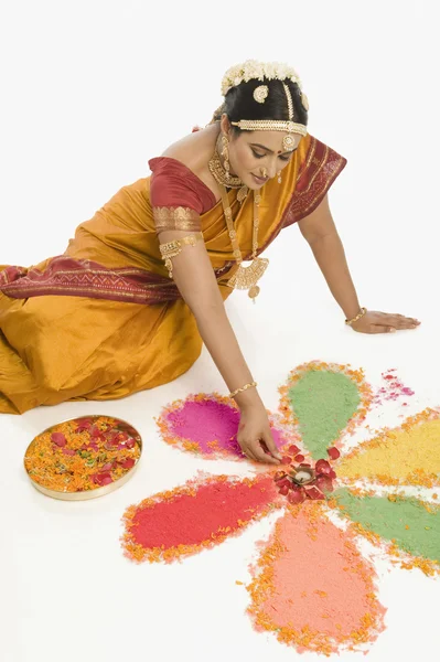 인도 여자 rangoli 만들기 — 스톡 사진