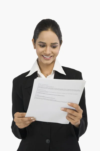 Empresaria leyendo un documento — Foto de Stock