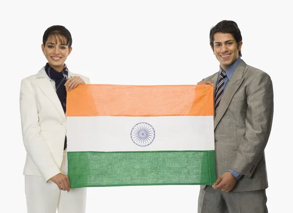 Executivos de empresas segurando uma bandeira indiana — Fotografia de Stock