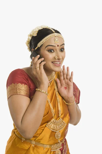 Indian woman talking on a mobile phone — Stock Photo, Image