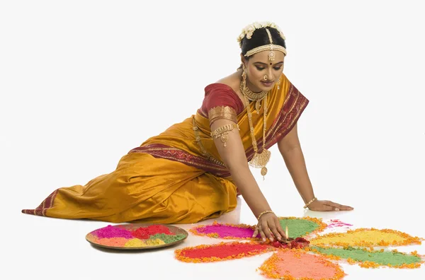 Indianka co rangoli — Zdjęcie stockowe